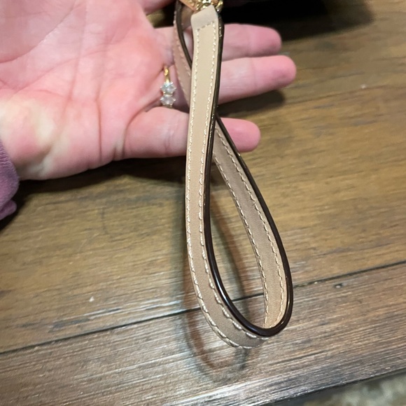 Michael Kors Metallic Black Gold Logo Patent Leather Small Wristlet Wallet NWOT - Picture 6 of 6